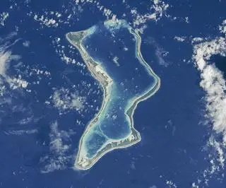 Wyspa Diego Garcia z widoczną bazą wojskową