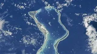 Wyspa Diego Garcia z widoczną bazą wojskową