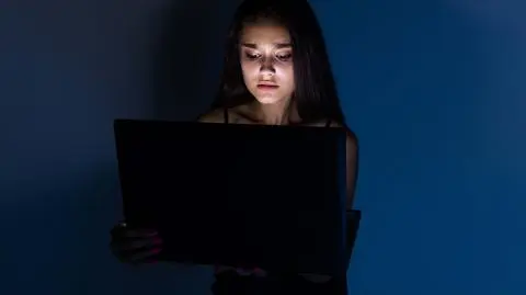 laptop kobieta komputer shutterstock_1663655998