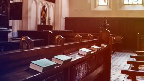 Maleje zaufanie do Kościoła, młodzi się sekularyzują