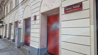 Oklejone okna w zabytkowej kamienicy
