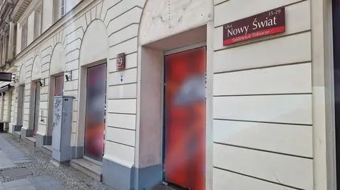 Reklamy w oknach zabytkowej kamienicy. Konserwator zawiadomił prokuraturę