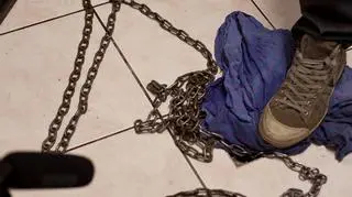 Pies był przywiązany do muru za pomocą łańcucha