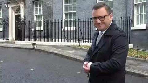 Kot Larry pojawił się za plecami korespondenta "Faktów" TVN Macieja Worocha w trakcie jego relacji 