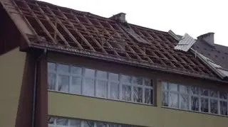 Uszkodzonych zostało wiele elementów dachu