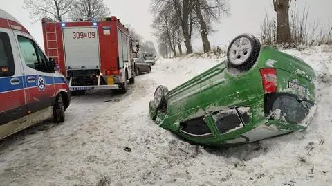 Auto dachowało. Trzy osoby ranne, w tym dwoje dzieci