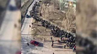 Kolejka po chleb w okupowanym Mariupolu 