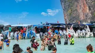 Zatoka Maya na wyspach Phi Phi, znana z filmu "Niebiańska plaża" z Leonardo DiCaprio, wciąż przyciąga tysiące odwiedzających.