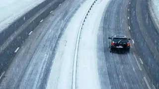 Ślizgawica i śnieg. Alarmy dla ponad połowy województw