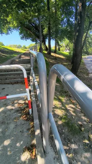 Barierki zamontowano na zakładkę