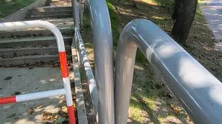 Barierki zamontowano na zakładkę