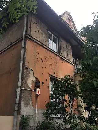 Ostrzelana fasada domu przy ul. Nowowiejskiego w Poznaniu