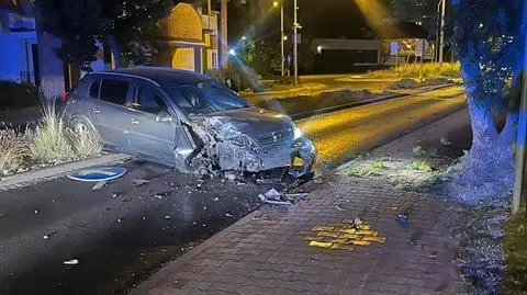 Nietrzeźwy kierowca stracił panowanie nad pojazdem i uderzył w drzewo w centrum Polkowic