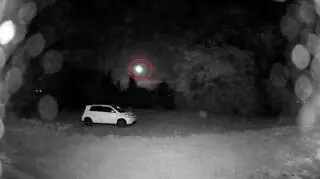 Ślad na niebie, potem błysk światła. Moment zestrzelenia jednego z dronów