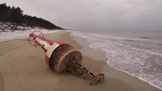 Boja wyrzucona na plażę w Kątach Rybackich