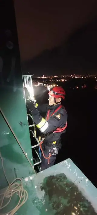 Strażacy ściągali hulajnogę ze szczytu kładki technologicznej