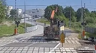Wjechał na przejazd kolejowy, zerwał sieć trakcyjną. "Zapłaci za swój błąd"