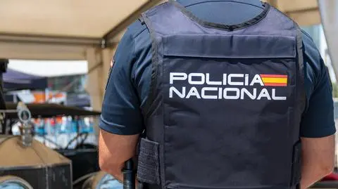 Hiszpańska policja shutterstock_2481904983