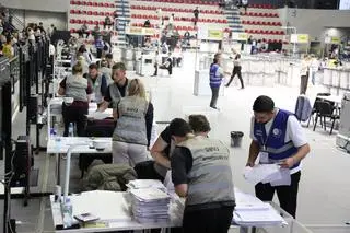 Liczenie głosów po wyborach w Albanii