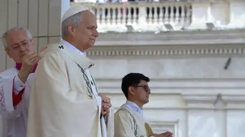 Papież Leon XIV otrzymuje paliusz 