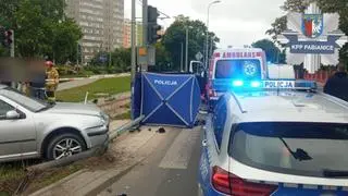 Auto uderzyło w sygnalizator, który przewrócił się na mężczyznę