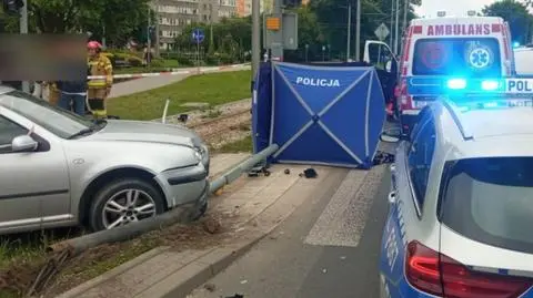 Auto uderzyło w sygnalizator, który przewrócił się na mężczyznę