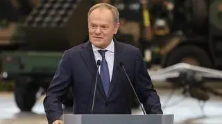 Donald Tusk podczas wizyty w filii PIT-RADWAR w Kobyłce
