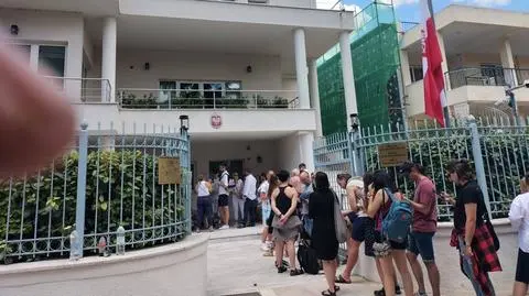 Kolejki przed lokalem wyborczym w polskiej ambasadzie w Atenach