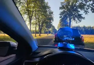 Wracała znad jeziora, wiozła dwoje dzieci. Grozi jej pięć lat więzienia