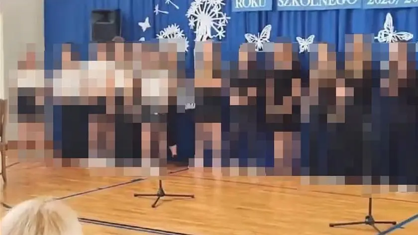 "W Dubaju w hotelu będę pijana". Dzieci śpiewały, dorośli klaskali