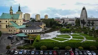 Ogrody bernardyńskie, w tle klasztor ojców Bernardynów i pomnik Czynu Rewolucyjnego (2022 rok) 