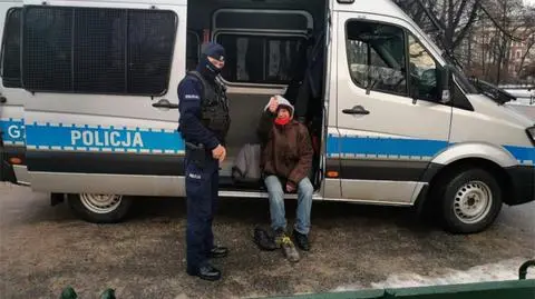 Bezdomny potrzebował butów ochronnych, aby podjąć pracę. Ufundowali mu je policjanci