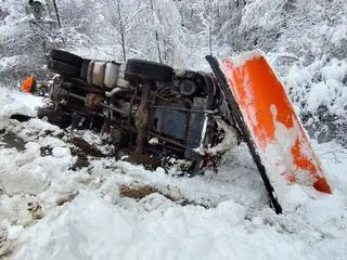 Pługopiaskarka w rowie w powiecie brzozowskim na Podkarpaciu