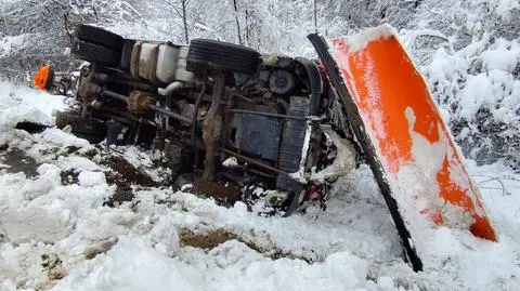 Pługopiaskarka w rowie w powiecie brzozowskim na Podkarpaciu
