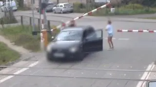 Wjechała na przejazd na czerwonym świetle. Szlaban podnosiła córka