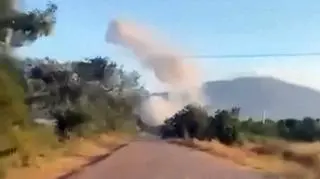 Słup dymu na granicy Tajlandii z Kambodżą. Ujęcie z nagrania 