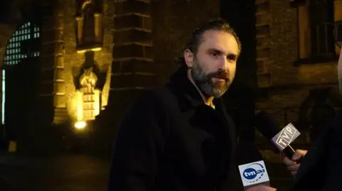 Kuczmierowski rozmawia z dziennikarzami po wyjściu z aresztu