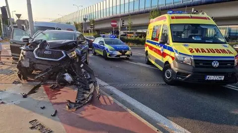 Zderzenie dwóch aut na ruchliwym skrzyżowaniu