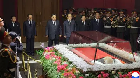 Kim Dzong Un oddał hołd zmarłemu Kim Jong Namowi