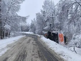 Pługopiaskarka w rowie w powiecie brzozowskim na Podkarpaciu