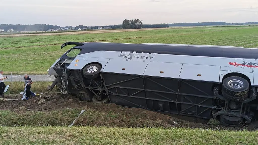 Autobusem jechały łącznie 64 osoby