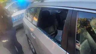 Policjanci wybili szybę w aucie