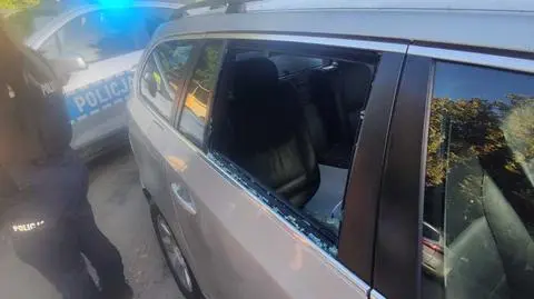 Policjanci wybili szybę w aucie