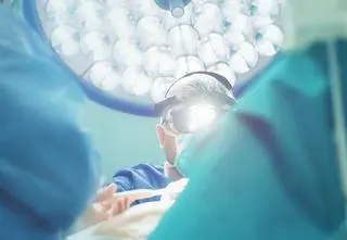 Od roku bolał go brzuch, okazało się, że ma 16-kilogramowego guza