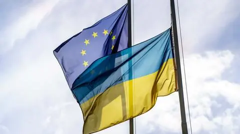 unia europejska ukraina flaga flagi shutterstock_2177089329