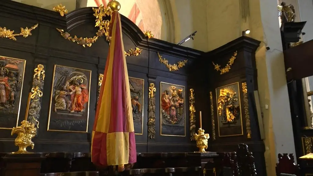 Umbraculum jest jednym z insygniów papieskich