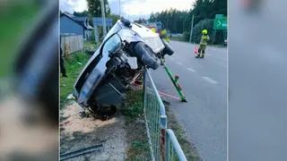 Auto zawisło na barierkach 
