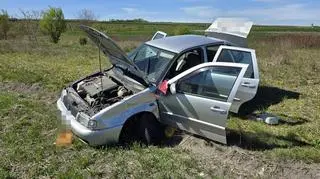W rozbitym na polu aucie walały się puszki po piwie. A kierowca po spożyciu