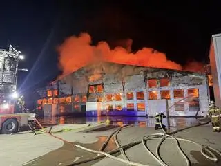 Pożar budynku gospodarczego na terenie gminy Pokój, gdzie znajdowała się hodowla drobiu