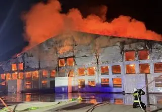 Potężny pożar kurników. W środku 150 tysięcy kur
